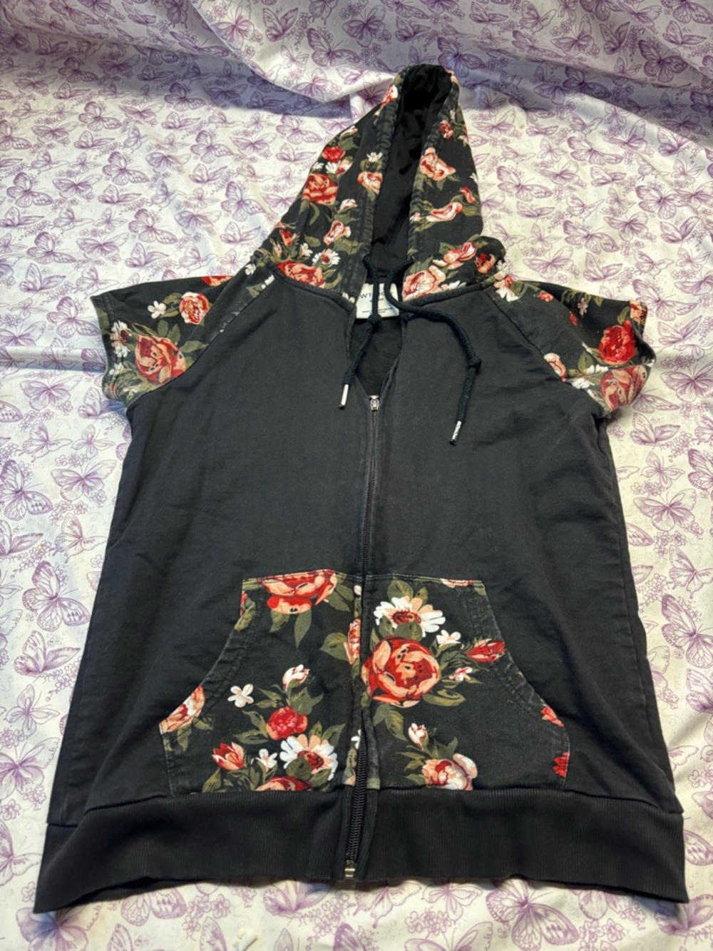 🍄Floral Accent Black Short Sleeve Zip Hoodie